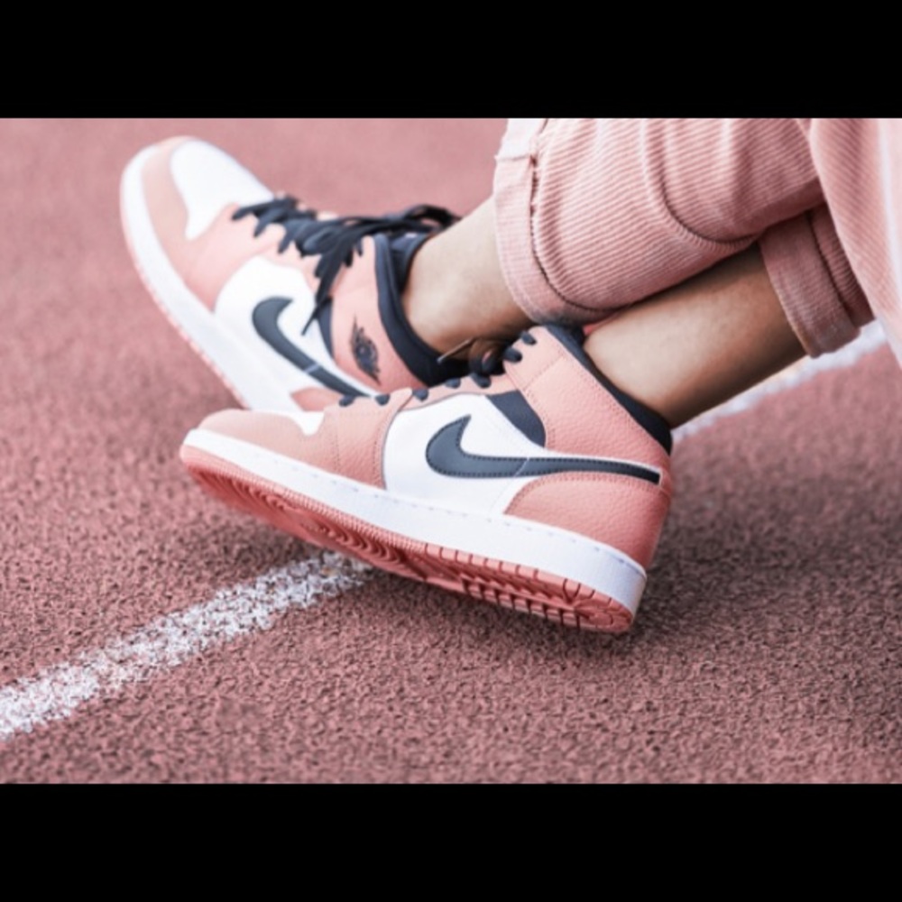 Jordan 1 mid (GS) pink quartz